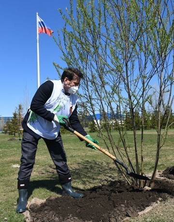 Минниханов и Метшин посадили деревья в рамках акции «Сад памяти»