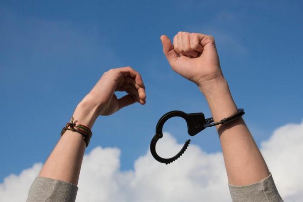 Каковы первые симптомы подростковой наркомании?