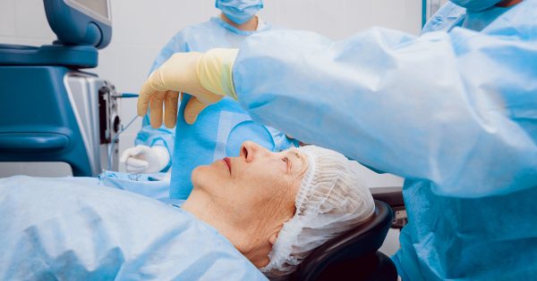 Операция по удалению катаракты: показания