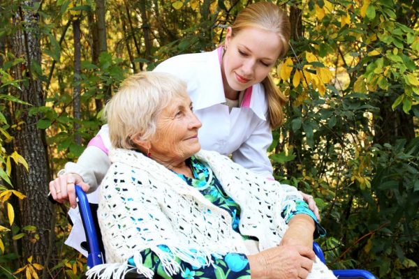 Как выбрать пансионат для пожилых с деменцией?