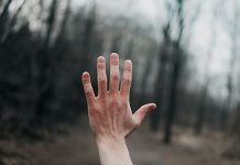 Травматолог назвал опасность привычки хрустеть пальцами