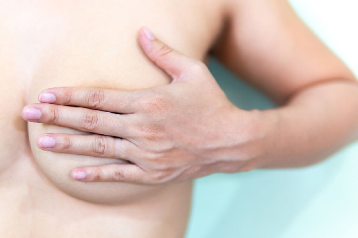 Россиянкам назвали главные признаки рака груди