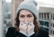 Врач назвала главные причины зябкости