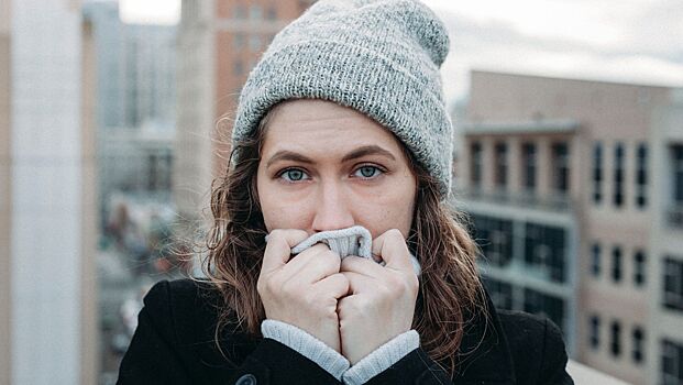 Врач назвала главные причины зябкости