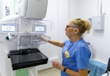 Онколог назвала ранние признаки рака груди