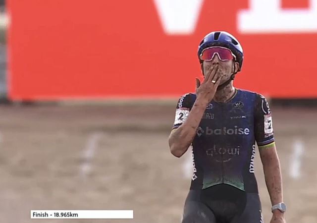 Люсинда Бранд выиграла этап Кубка мира по велокроссу UCI-2025 в Терральбе