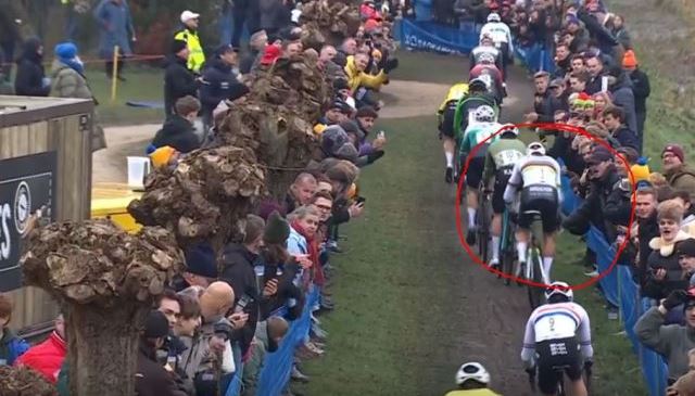 Зритель едва не опрокинул Матье ван дер Пула на велокроссе Azencross в Лунхауте