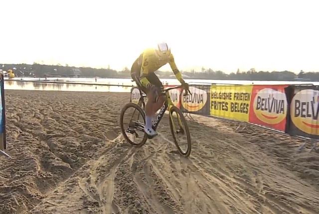Первый подиум Ваута ван Арта в сезоне велокросса 2025/26