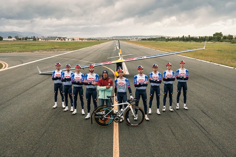 Сила педалей: впервые в истории велогонщики Red Bull Bora-hansgrohe подняли самолёт в воздух