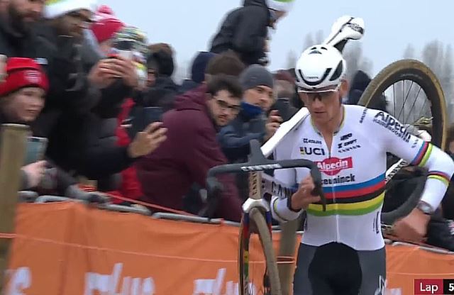 Матье ван дер Пул - победитель этапа Кубка мира по велоспорту-2025 в Антверпене