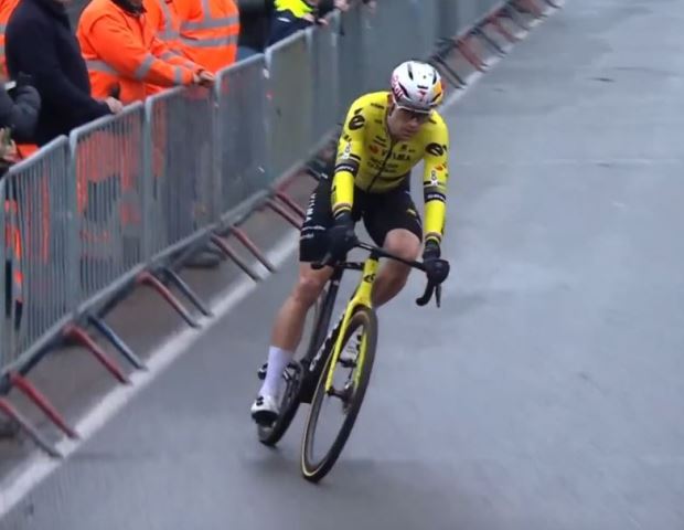 Неудача Ваута ван Арта - два прокола и 10-е место на X²O Badkamers Trofee Azencross-2025