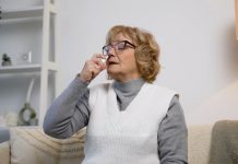 Распространенные ошибки при лечении насморка: почему капли не помогают, а народные средства вредят?