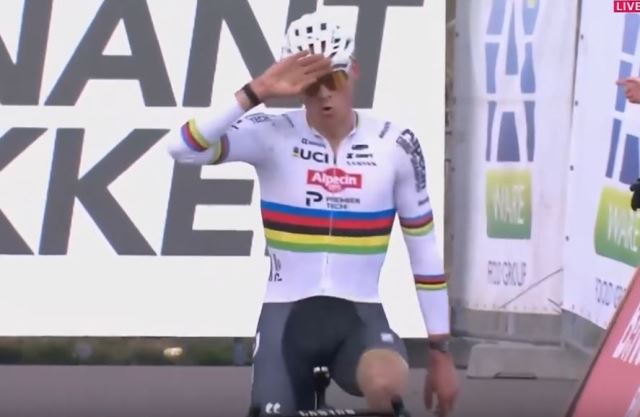 Два прокола не помешали Матье ван дер Пулу одержать 50-ю победу в карьере на этапах Кубка мира