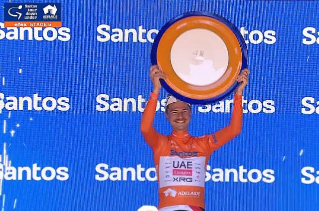 Несмотря на кенгуру и падения и сходы товарищей по команде Джей Вайн одерживает победу на Туре Даун Андер-2026