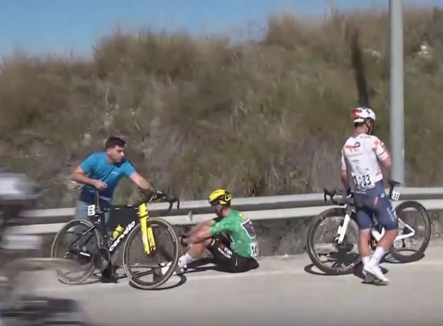 Кристоф Лапорт сошёл с Вуэльты Андалусии-2026 за 26 км до финиша финального этапа