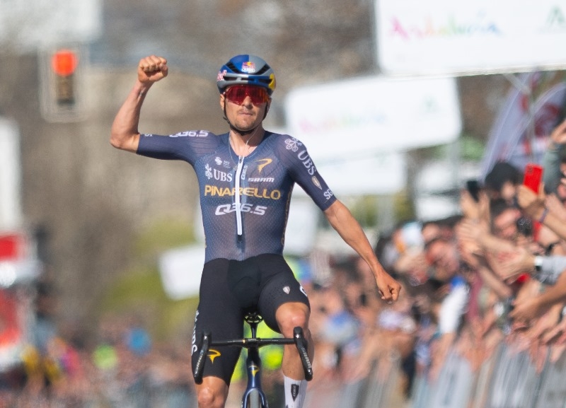 Том Пидкок выиграл 5-й этап и поднялся на итоговый подиум Вуэльты Андалусии-Руты дель Соль-2026