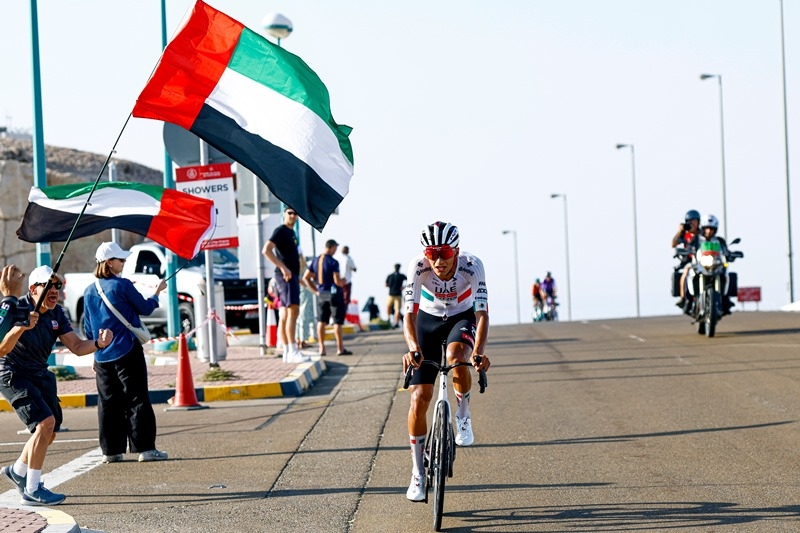 Исаак Дель Торо побеждает на Джебель-Хафит и перехватывает майку лидера на 6-м этапе Тура ОАЭ-2026