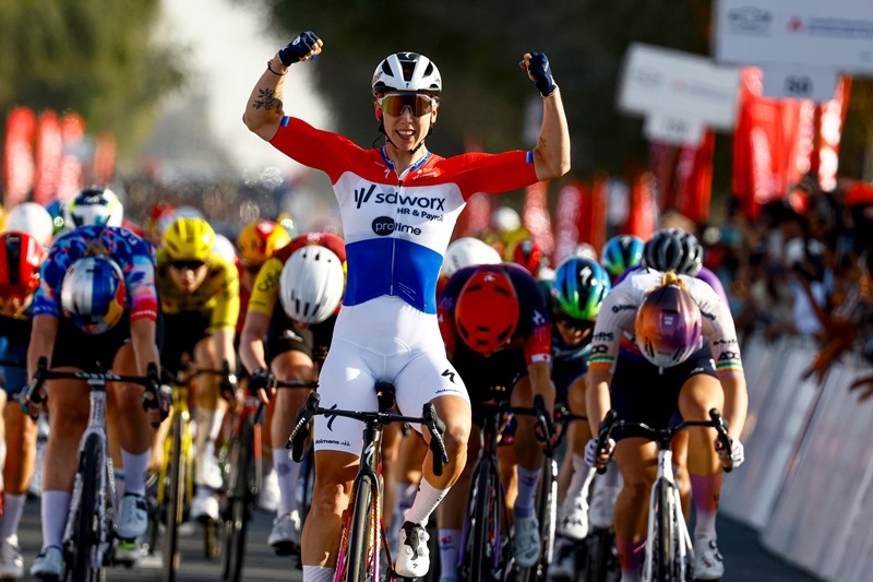 Лорена Вибес &mdash; победительница 1 этапа Женского Тура ОАЭ-2026