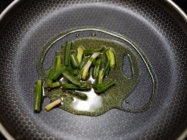 Онколог Ильин назвал наиболее безопасные для жарки масла