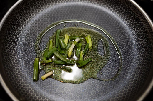 Онколог Ильин назвал наиболее безопасные для жарки масла