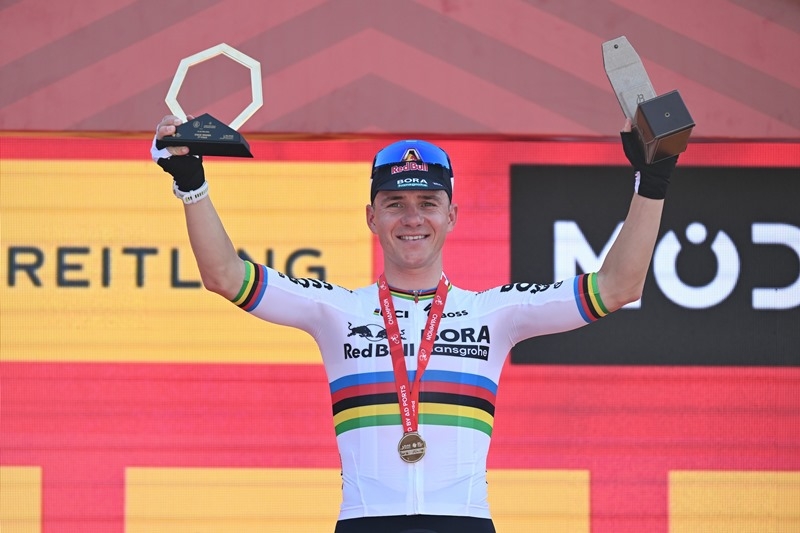 Ремко Эвенепул выиграл 2-й этап Тура ОАЭ-2026 и перехватил красную майку лидера