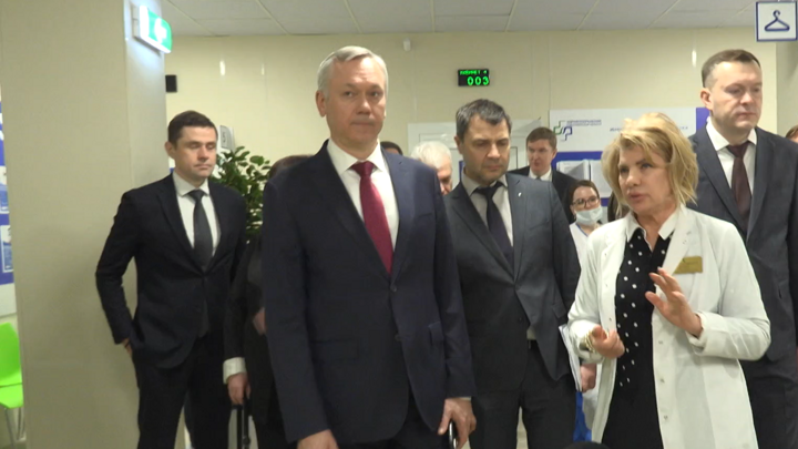 Губернатор Андрей Травников оценил новую поликлинику в Бердске