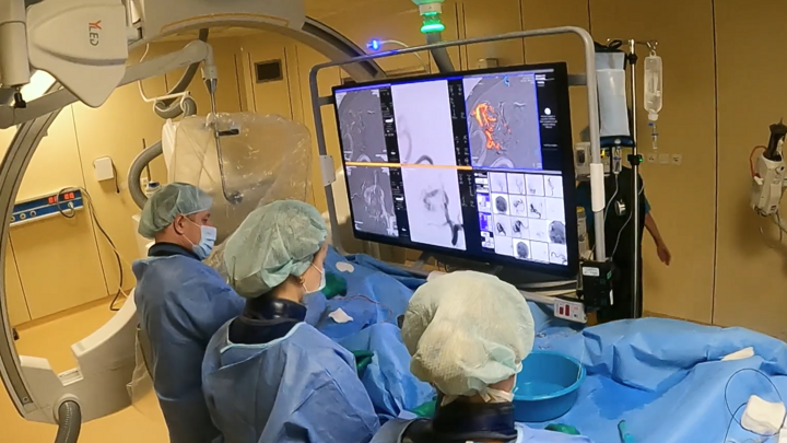 Новосибирские врачи осваивают новое оборудование для операций на сосудах мозга