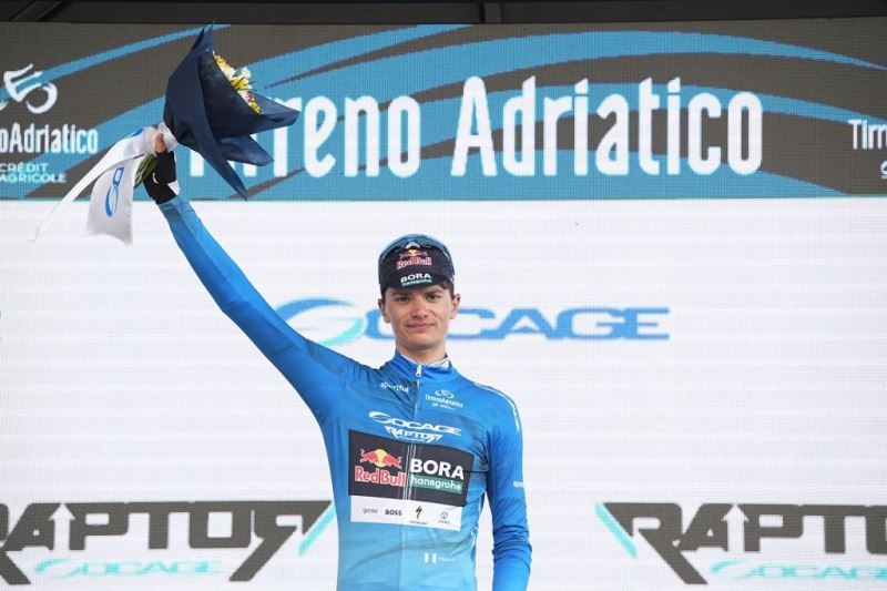 Джулио Пеллиццари надел майку лидера Тиррено-Адриатико-2026 после 4 этапа