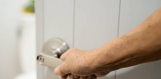 Мужчинам старше 50 лет назвали три выдающих рак туалетных симптома