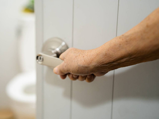 Мужчинам старше 50 лет назвали три выдающих рак туалетных симптома