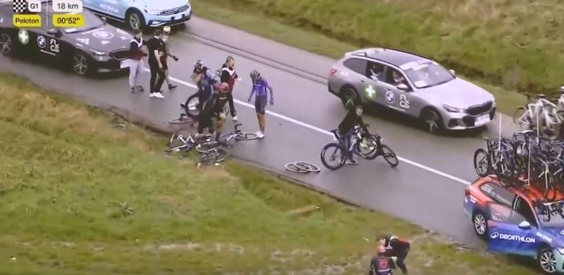 День потерь Tudor на Omloop Nieuwsblad-2026: перелом бедра у Штефана Кюнга, выбитые зубы Рика Плёймерса, ошибка Тома Пидкока